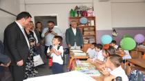 - Başkan Erkan Aydın’dan öğrencilere ilk ders sürprizi - Miniklerin ilk ders heyecanına Başkan Aydın eşlik etti